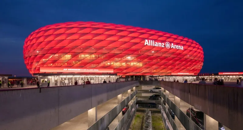 Munich Football Arena nổi bật nhờ kiến trúc hiện đại, khán đài ôm sát sân và lịch sử tổ chức dày dặn