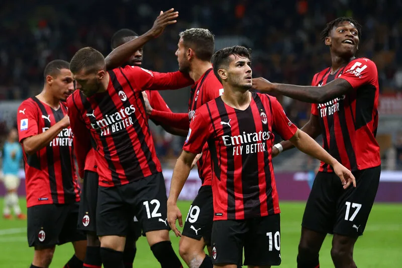 AC Milan nổi bật với lối chơi kỷ luật, phòng ngự chắc chắn, chiến thuật chặt chẽ và bản lĩnh ở các trận đấu lớn.