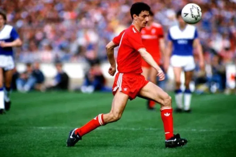 Ian Rush là một trong những chân sút vĩ đại nhất lịch sử Cúp Liên Đoàn Anh với nhiều bàn thắng và danh hiệu đáng nhớ.