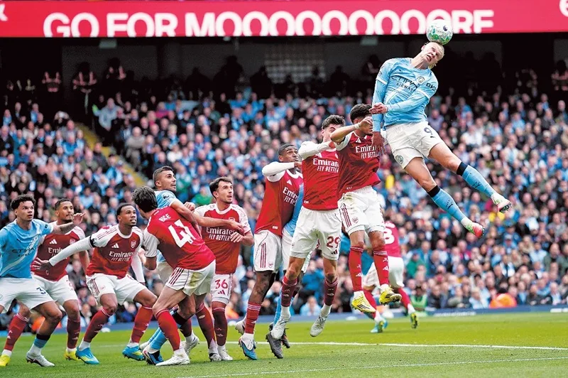 Sân vận động tấp nập khán giả trong các đêm diễn ra loạt trận play-off.